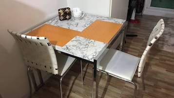 Studio, 1 Bedroom, Accessible, Smoking | Dining