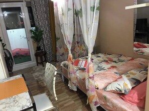 Studio, 1 Bedroom, Accessible, Smoking | 1 bedroom