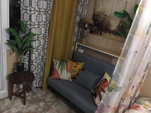 Studio, 1 Bedroom, Accessible, Smoking | Living area