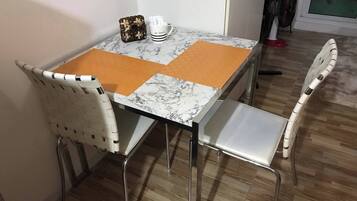 Studio, 1 Bedroom, Accessible, Smoking | Dining