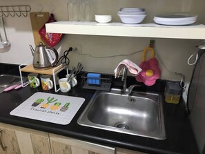 Private kitchen - 5 Minutes to Jazz Mall! Studio-type Condo100mbps (Makati)