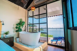 シグネチャー ダ�ブルルーム シティビュー | バスルーム | シャワー、レインフォールシャワー、ヘアドライヤー、スリッパ