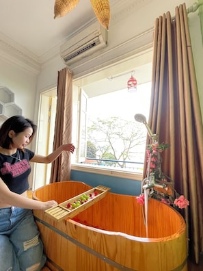 Deluxe Quadruple Room | Bathroom | Shower, rainfall showerhead, hair dryer, slippers