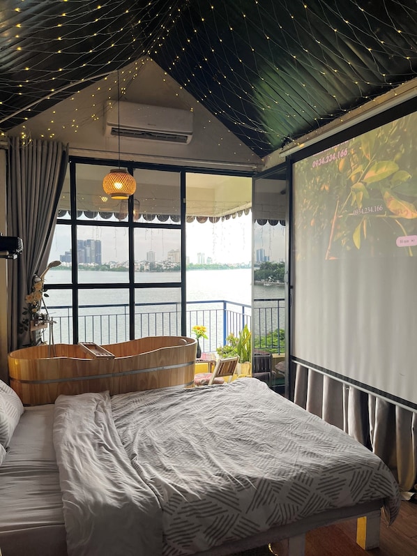 Junior Double Room, City View | Desk, laptop workspace, free WiFi, bed sheets