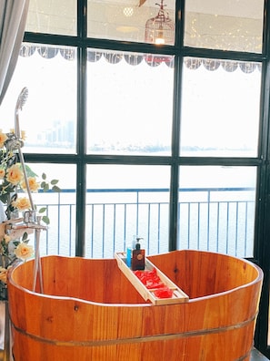 Quarto casal júnior, vista para a cidade | Banheiro | Chuveiro, chuveiro com efeito de chuva, secador de cabelo, chinelos