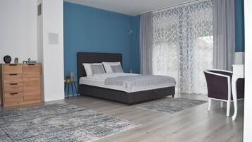 4 bedrooms, iron/ironing board, free WiFi, bed sheets