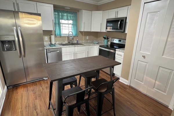 Een microgolfoven, een oven, een kookplaat, een vaatwasser