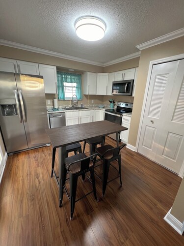 Charming 2-bedroom apartment in lovely Wartburg. Close to Hiking & Kayaking