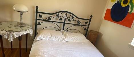 3 habitaciones, escritorio, internet y ropa de cama