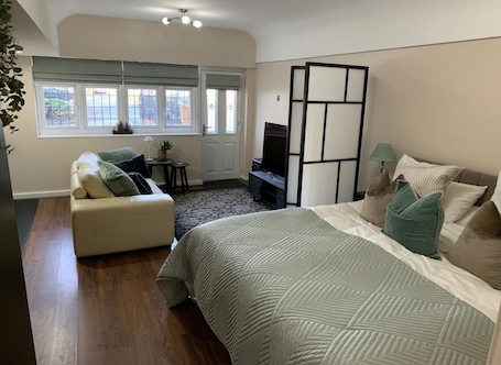 1 habitación, tabla de planchar con plancha, wifi gratis y ropa de cama