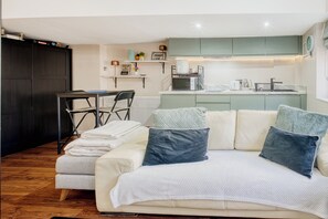 Living area - Tranquil Studio - Sleeps 2 & Private Parking (Liverpool)