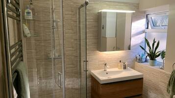 Een douche, een haardroger, handdoeken