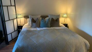 1 slaapkamer, een strijkplank/strijkijzer, gratis wifi, beddengoed