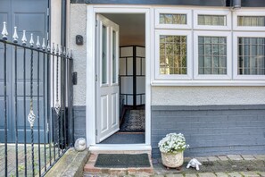 Exterior detail - Tranquil Studio - Sleeps 2 & Private Parking (Liverpool)