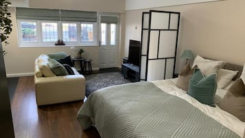 1 slaapkamer, een strijkplank/strijkijzer, gratis wifi, beddengoed