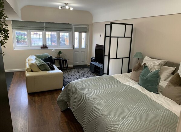 1 kamar tidur, setrika/meja setrika, Wi-Fi gratis, dan seprai linen