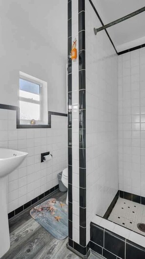 Douche, sĂšche-cheveux, serviettes fournies, shampoing
