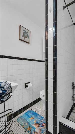 Dusche, Haartrockner, Handtücher, Shampoo