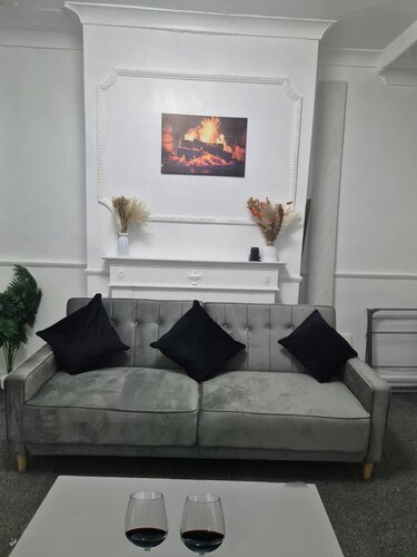 3 Bed Home Free Wifi & Netflix Central Location