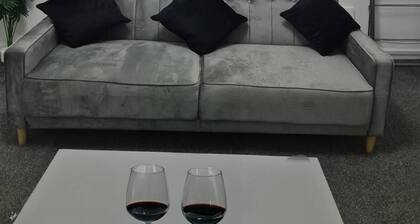 3 Bed Home Free Wifi & Netflix Central Location