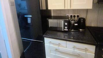 House, 3 Bedrooms, Smoking | Private kitchen