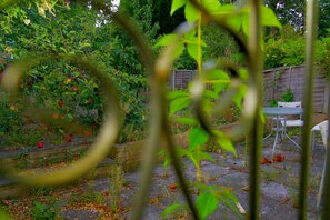 Outdoor dining - 2BR Near Crouch Hill, Camden & Emirates Stadium (London)