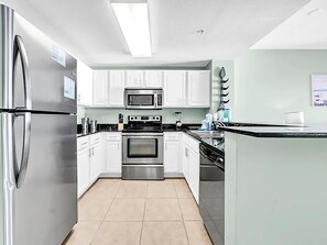 Réfrigérateur, four à micro-ondes, un four, surface de cuisson