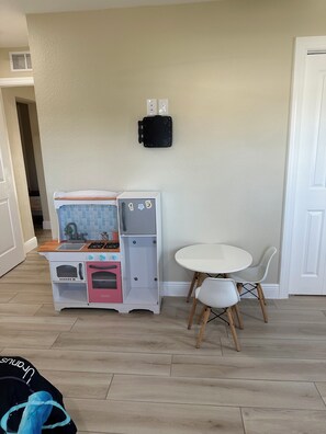 Dining - Island house 
15 Minutes from Port Canaveral (Merritt Island)