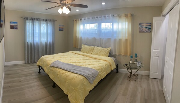 4 bedrooms, free WiFi, bed sheets - Island house 
15 Minutes from Port Canaveral (Merritt Island)