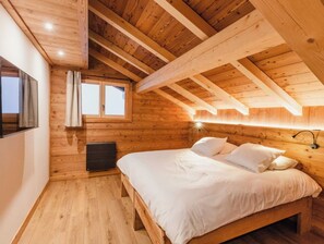 7 bedrooms, iron/ironing board, WiFi, bed sheets