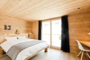7 bedrooms, iron/ironing board, WiFi, bed sheets