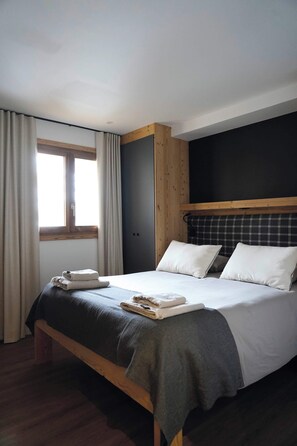 7 bedrooms, iron/ironing board, WiFi, bed sheets