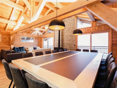 Magnificent chalet at the foot of the slopes with breathtaking views!