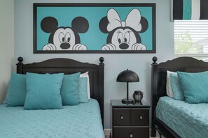 6 bedrooms, iron/ironing board, WiFi, bed sheets - Family house near Disney w/ pool & hot tub (Davenport)