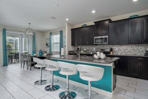 冰箱、微波炉、烤箱、炉灶