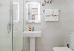 Douche, serviettes fournies, savon, papier toilette
