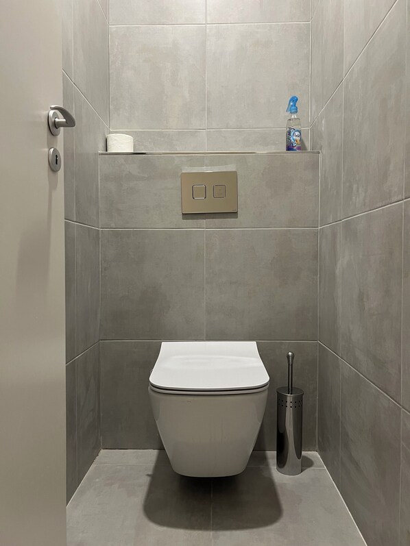 Doccia, asciugacapelli, asciugamani, sapone