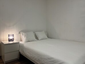 Strykjärn/strykbräda, wi-fi och sängkläder