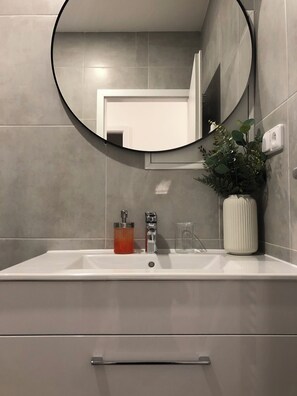 Doccia, asciugacapelli, asciugamani, sapone