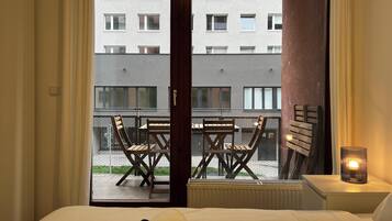 6 bedrooms, iron/ironing board, WiFi, bed sheets