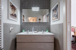 Douche, sèche-cheveux, serviettes fournies