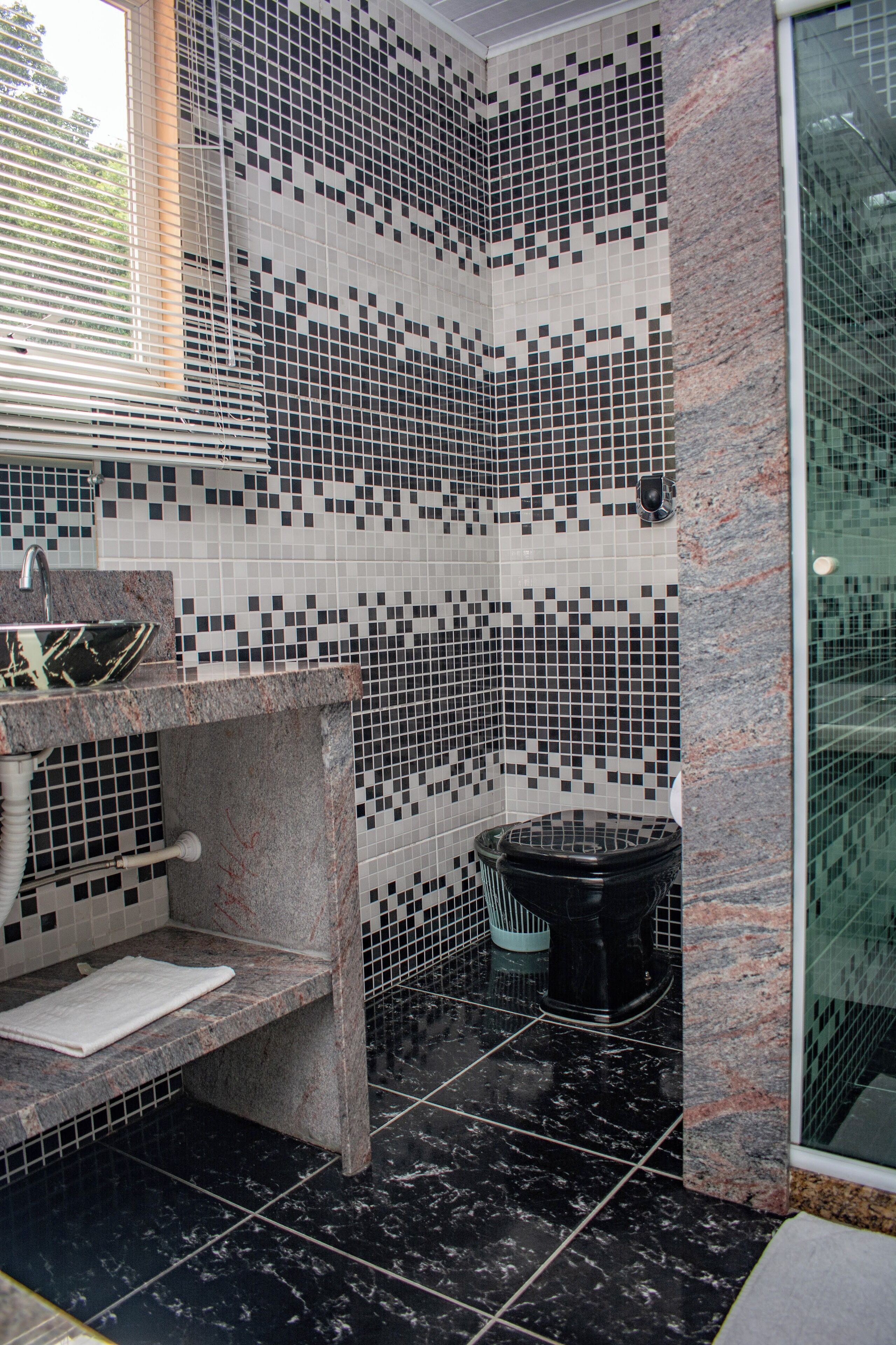 Phòng đôi Deluxe, 1 giường cỡ queen, máy điều hòa, quang cảnh núi | Phòng tắm | Khăn tắm, xà phòng, giấy vệ sinh 