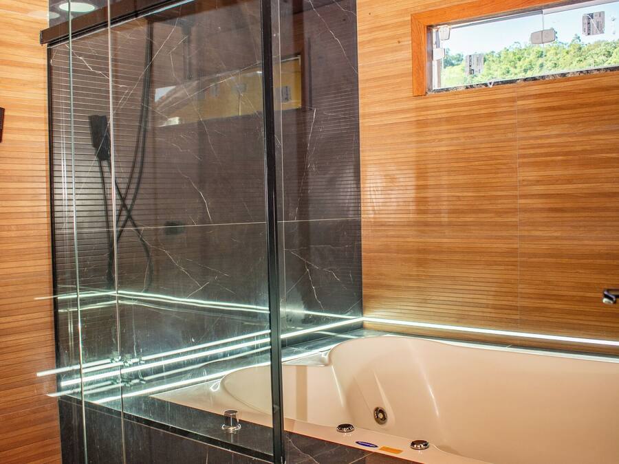 Luxury Double Room | Bathroom | Towels, soap, toilet paper