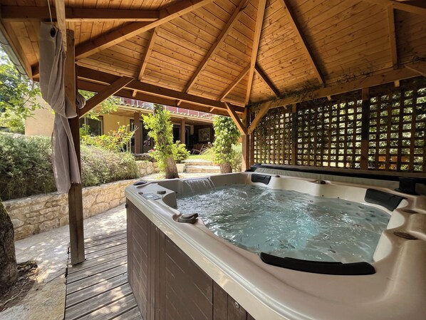 Outdoor spa tub