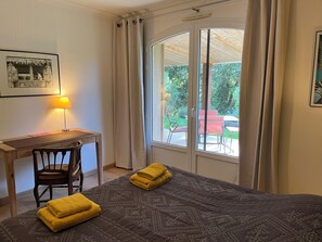 2 chambres, fer et planche à repasser, Wi-Fi, draps fournis