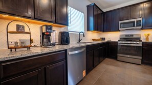 Microondas, horno, placa de cocina, lavavajillas