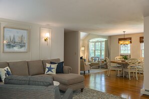 TV connectée, cheminée, livres