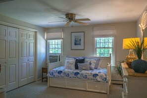 2 bedrooms, iron/ironing board, travel cot, free WiFi