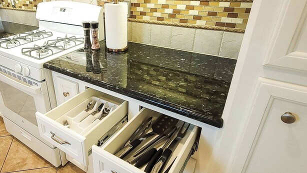 Microwave, oven, stovetop - Spacious home, between Hobby & Downtown Sleeps 10 (Houston)