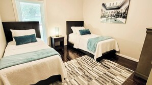 4 bedrooms, iron/ironing board, WiFi, bed sheets - Spacious home, between Hobby & Downtown Sleeps 10 (Houston)
